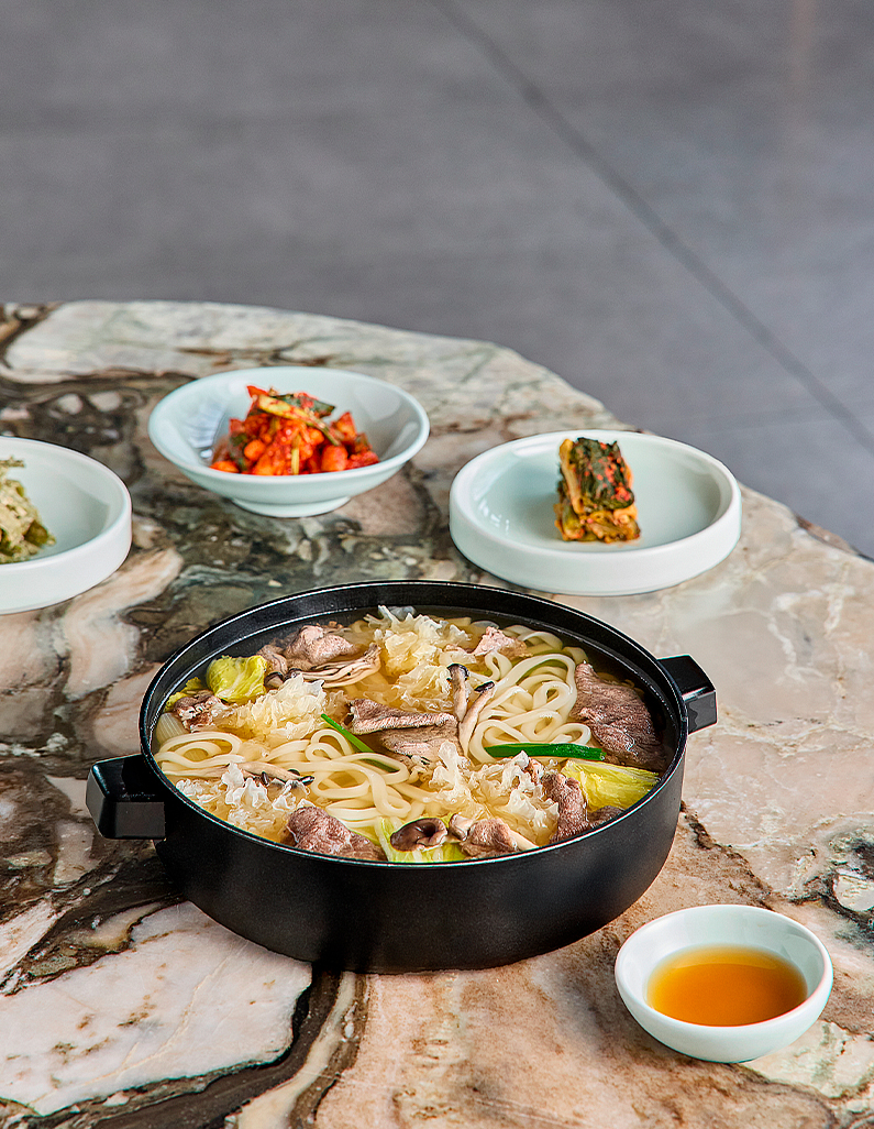 [삼원가든] 백목이버섯 소고기 칼국수 전골 1,140g